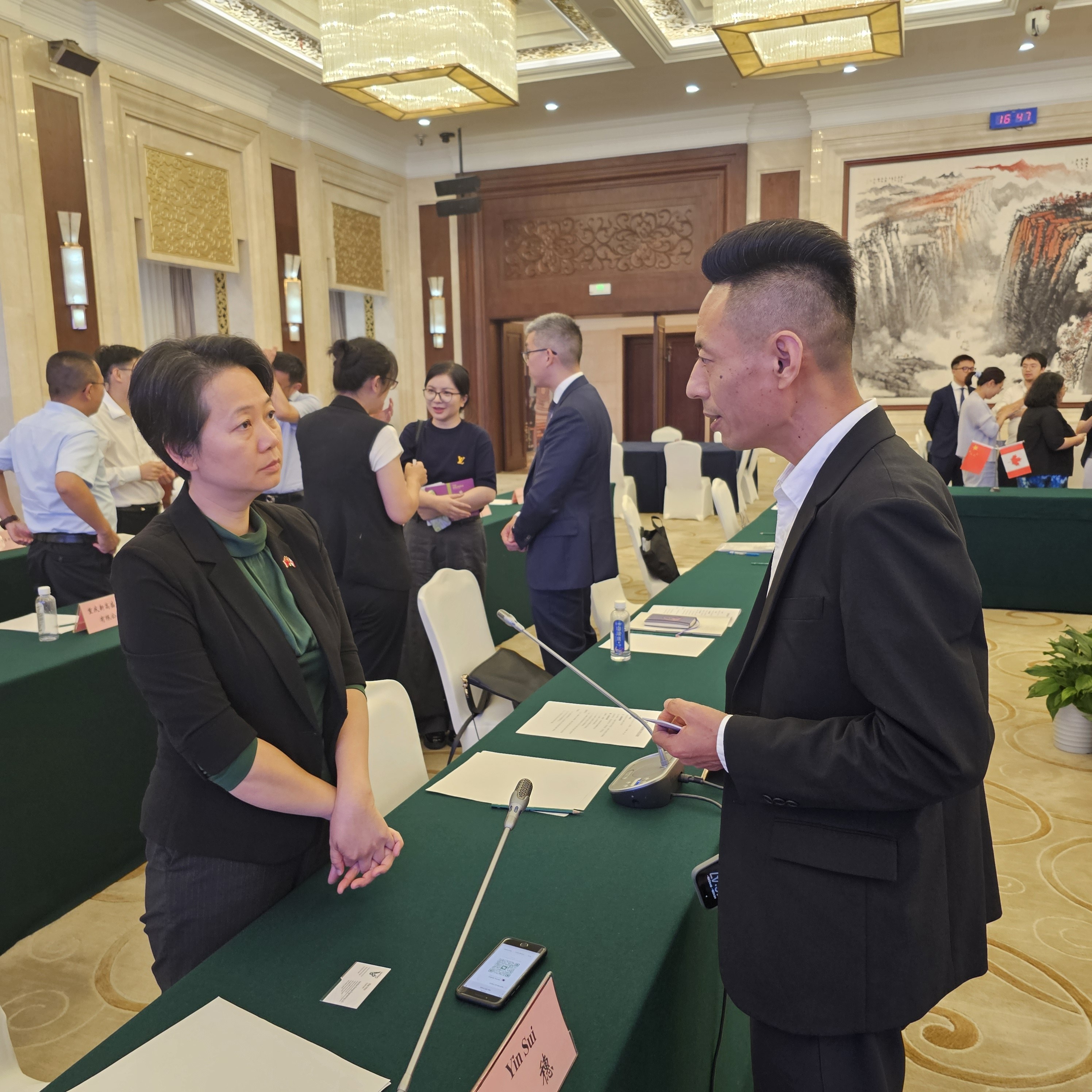重庆加拿大投资圆桌会上的商务交流参与者