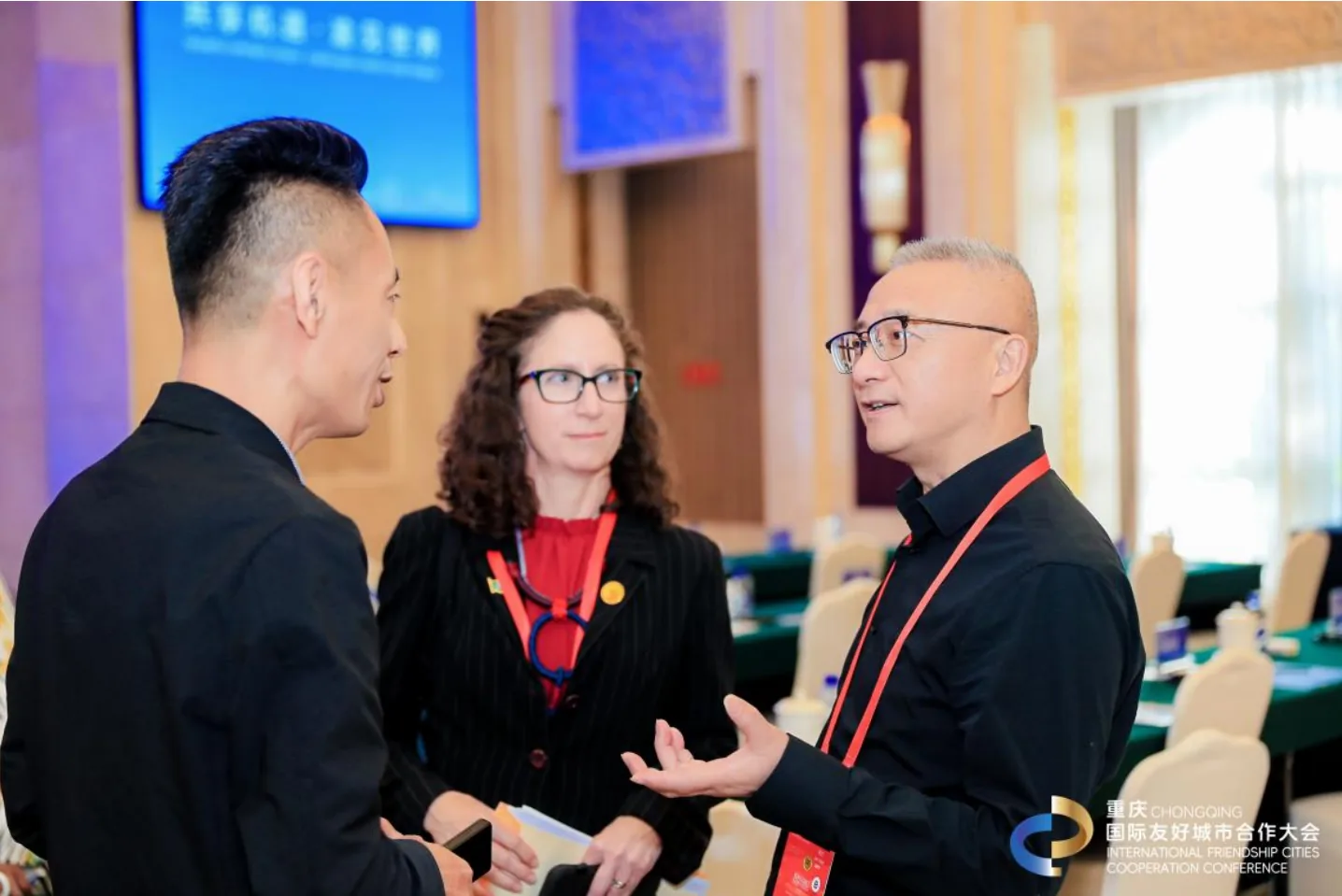 Mr Wei Hou speaking with international delegates at the Chongqing friendship cities forum